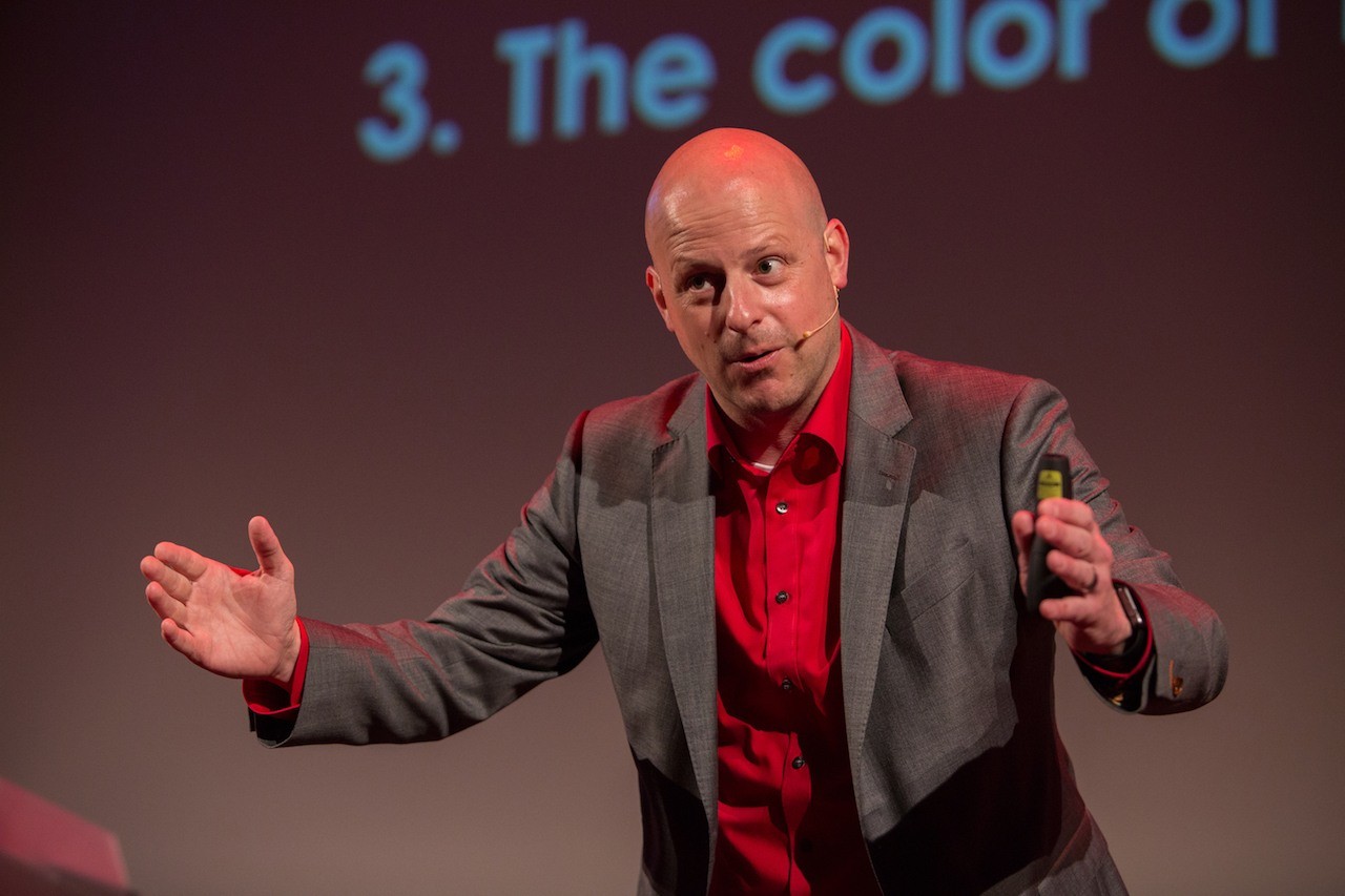 Ramon Vullings presenting on stage